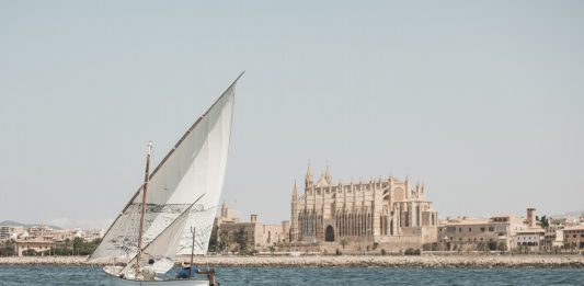 Una acción artística a bordo de un llaüt tradicional que une pintura, paisaje y patrimonio marítimo de la isla
