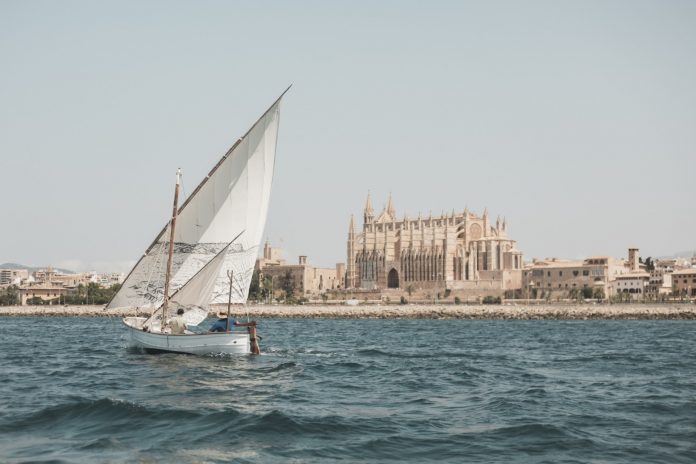 Una acción artística a bordo de un llaüt tradicional que une pintura, paisaje y patrimonio marítimo de la isla
