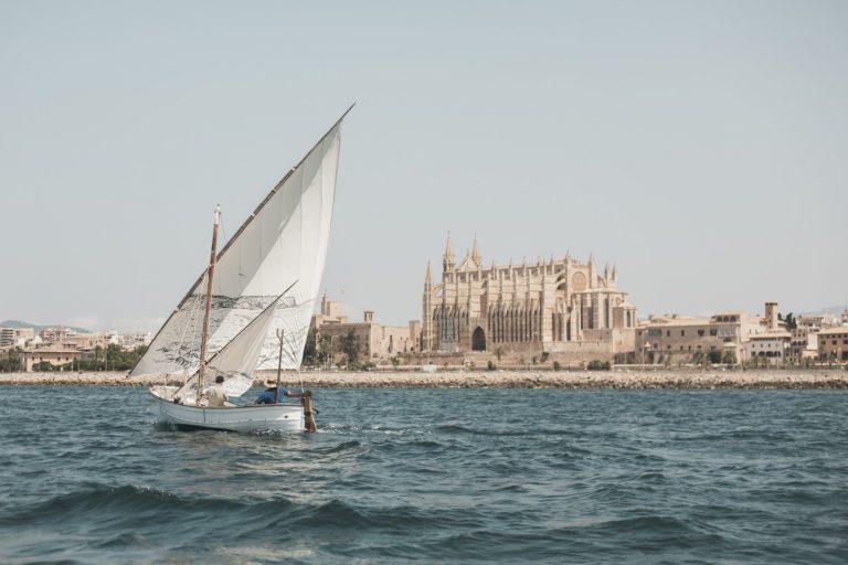 Una acción artística a bordo de un llaüt tradicional que une pintura, paisaje y patrimonio marítimo de la isla