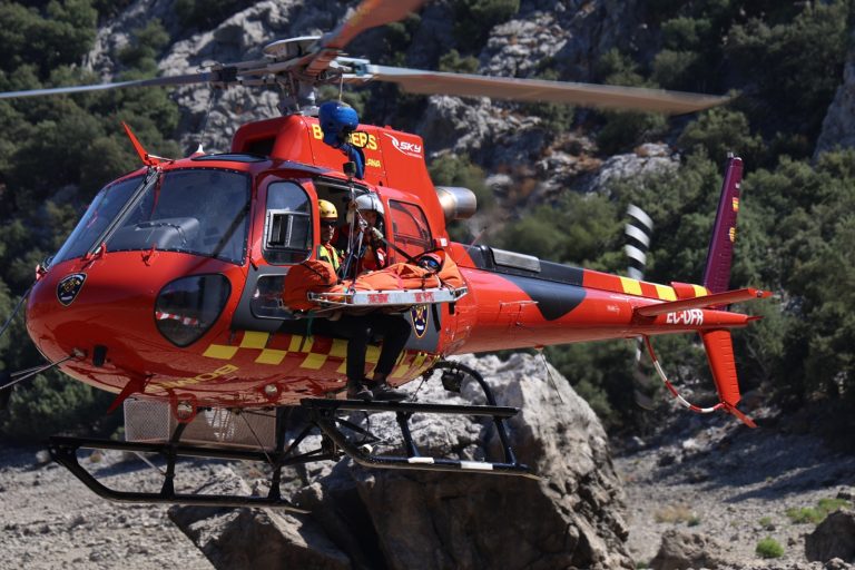Los Bomberos de Mallorca muestran la capacidad del nuevo helicóptero La Milana en un simulacro de rescate en la Serra de Tramuntana