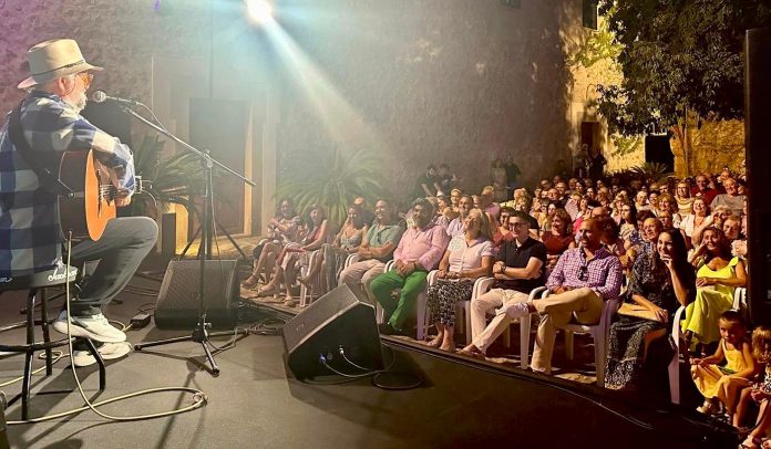 Tomeu Penya emociona a su público más fiel en las Nits d’estiu a Raixa