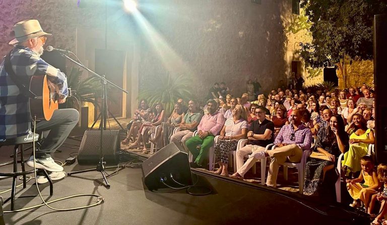 Tomeu Penya emociona a su público más fiel en las Nits d’estiu a Raixa