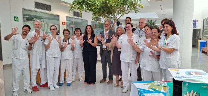 La consellera de Salud visita el Hospital de Manacor tras recibir el Premio a la Excelencia Europea en Higiene de Manos 2025