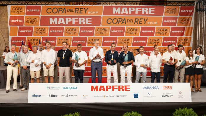 El Rey Felipe VI entrega los trofeos a los vencedores de la 43 Copa del Rey MAPFRE y a los nuevos campeones de Europa de ORC