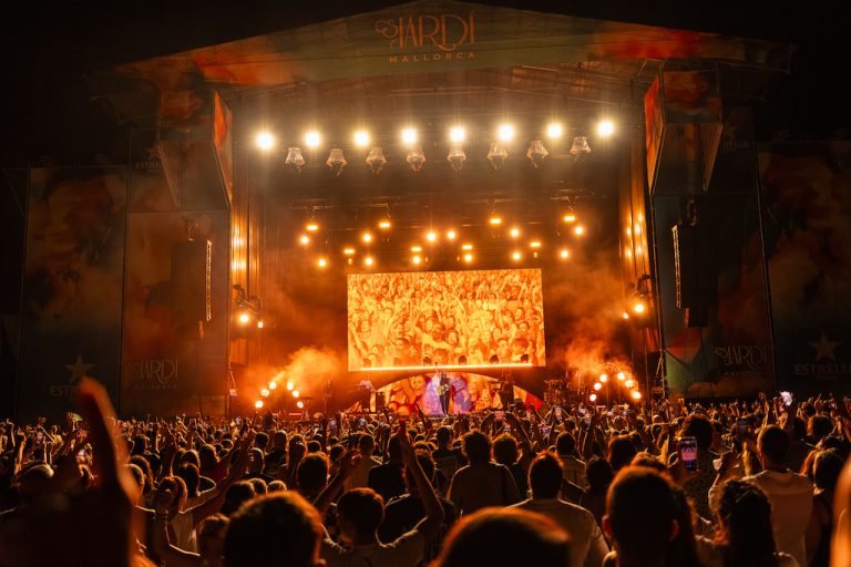 Es Jardí 2025 disfruta del emocionante viaje al paraíso de Mikel Izal y el recuerdo a las grandes divas de la música