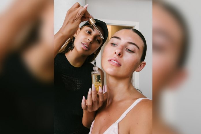 Backstage con luz de Ibiza y Mery Dego