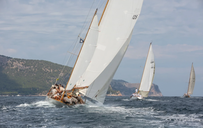 Buen viento para los Clásicos y los ORC en la primera jornada del Trofeo Cormorán