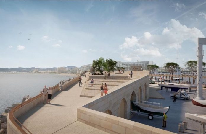 La APB proyecta una reordenación del Portitxol para abrir la dársena a la ciudad y reforzar su carácter popular y marinero El plan libera más de 4.000 metros cuadrados para uso ciudadano, incorpora 5.500 metros de zonas verdes y optimiza los usos portuarios con criterios sostenibles. Palma, 29 de agosto de 2025. La Autoridad Portuaria de Baleares (APB), en colaboración con el Ajuntament de Palma, ha presentado el proyecto de reordenación del Portitxol, una iniciativa que busca integrar este enclave estratégico en la ciudad, derribando barreras arquitectónicas y abriendo nuevos espacios para la ciudadanía. La propuesta contempla liberar 4.300 metros cuadrados de superficie para uso público, ganar 5.500 metros cuadrados de zonas verdes y mejorar tanto la movilidad como los servicios portuarios. El presidente de la APB, Javier Sanz, destacó que con esta actuación “de un enclave cerrado y tensionado pasaremos a un ámbito abierto, ordenado y sostenible, que aportará más calidad de vida, más ciudad y más mar para todos”. El concejal Javier Bonet subrayó, por su parte, que el proyecto da respuesta a una reivindicación vecinal histórica. Más espacio ciudadano y accesibilidad El rediseño del paseo marítimo eliminará el desnivel de cuatro metros que hoy separa la calle de los muelles, abriendo un paso directo al mar. Además, se reordenarán los accesos de tráfico, se peatonalizará la calle de la Sirena y se habilitará un aparcamiento en superficie para residentes. El plan incluye la creación de una gran plaza pública frente al mar y un aparcamiento subterráneo, ganando para la ciudadanía un espacio hasta ahora ocupado por tráfico rodado y marina seca. Nuevos usos portuarios La actuación portuaria prevé desplazar la escuela de vela al muelle de pescadores y ubicar el varadero y la marina seca en Troneras, con servicios básicos renovados y una estación de combustible adaptada. También se construirá una cubierta transitable adosada al dique exterior, que funcionará como mirador al mar y bajo la cual se ubicarán talleres y almacenes portuarios, siguiendo el modelo aplicado con éxito en el puerto del Molinar. Un enclave con historia El Portitxol, situado en el extremo este del puerto de Palma, es hoy una dársena muy valorada tanto por vecinos como por usuarios de náutica deportiva, gracias a sus amarres de pequeña eslora asequibles y de proximidad. Sus orígenes se remontan a la prehistoria como ensenada natural en la desembocadura del torrente de na Bàrbara, con usos comerciales durante épocas romana, fenicia, bizantina y púnica. En los siglos XIX y XX se consolidó como barrio obrero e industrial, vinculado a la producción de gas, petróleo y electricidad, manteniendo hasta hoy su identidad marinera y popular. Con esta reordenación, el Portitxol busca recuperar su vínculo histórico con el barrio y con Palma, abriéndose a los ciudadanos y ofreciendo un modelo de convivencia entre usos portuarios, vecinales y de ocio sostenible.