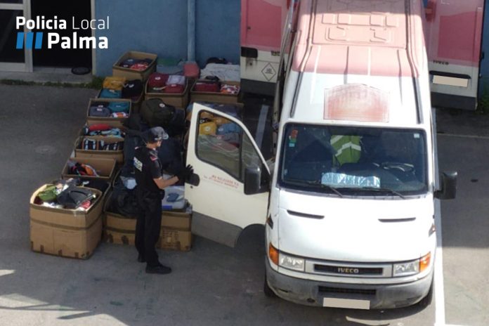 La Policía Local de Palma interviene más de 700 artículos falsificados en un control a una furgoneta que bloqueaba el tráfico
