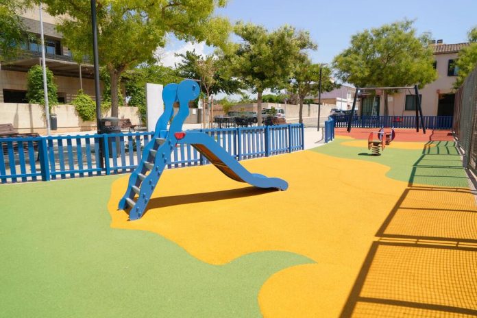 Palma renueva el pavimento de dos parques infantiles en s’Aranjassa y Rafal Vell