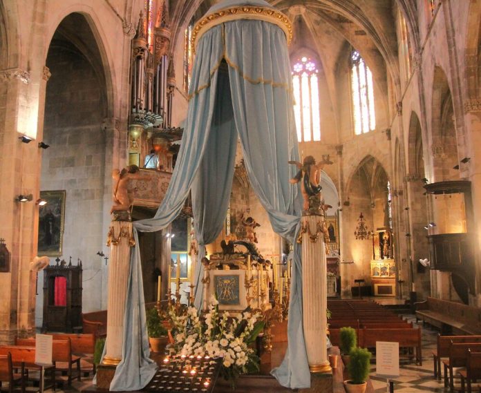 80 lechos de la Virgen María se expondrán en las iglesias de Mallorca para la festividad de la Asunción 2025