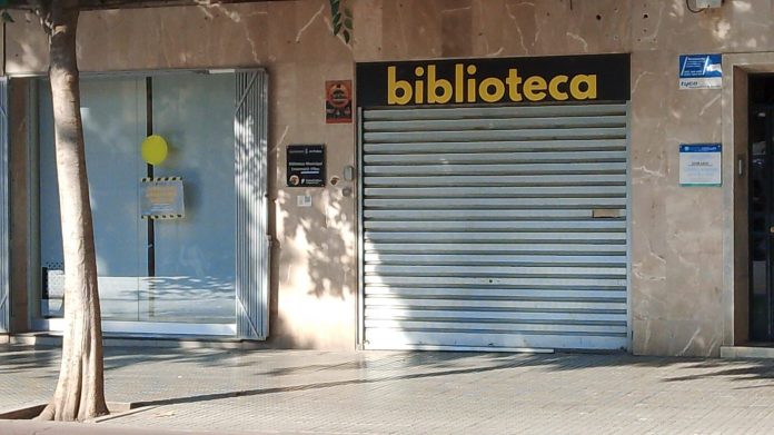 Flipau amb Pere Garau reclama la reapertura urgente de la Biblioteca Encarnación Viñas
