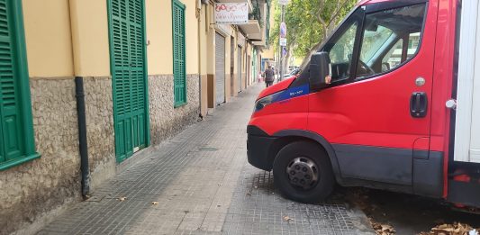 Flipau amb Pere Garau lamenta la ocupación de aceras por parte de furgonetas