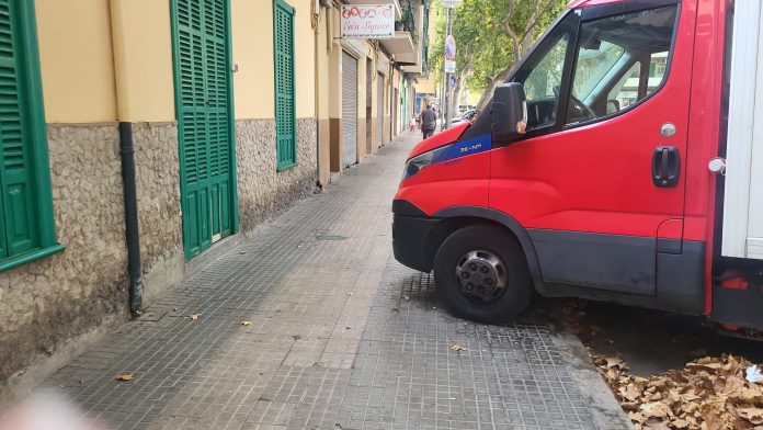 Flipau amb Pere Garau lamenta la ocupación de aceras por parte de furgonetas