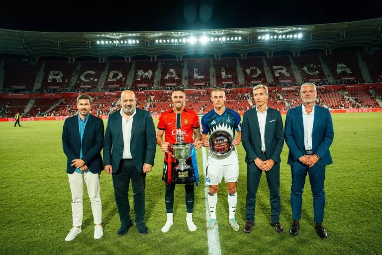 El Mallorca conquista el 47 Trofeu Ciutat de Palma ante el Hamburgo