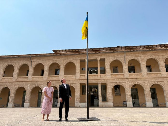 Izado de la bandera de Ucrania en La Misericòrdia como muestra de solidaridad