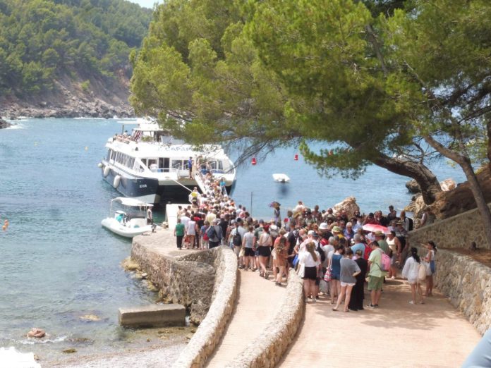 En Cala Tuent manda el turismo, no la protección de las personas ni la conservación del entorno