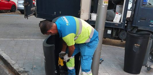Emaya instala 45 nuevas papeleras en Pere Garau y dobla la capacidad de depósito de residuos en el barrio