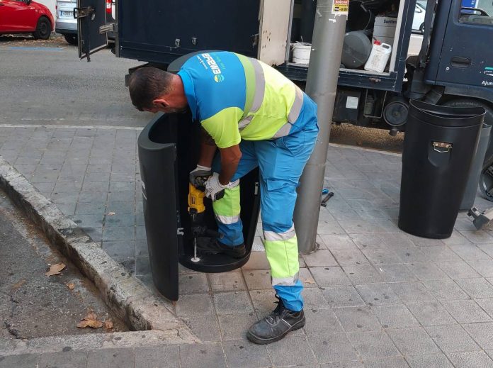 Emaya instala 45 nuevas papeleras en Pere Garau y dobla la capacidad de depósito de residuos en el barrio