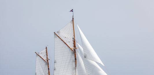 Cariad: un coloso de 130 años brilla en la Copa del Rey Repsol de Barcos de Época