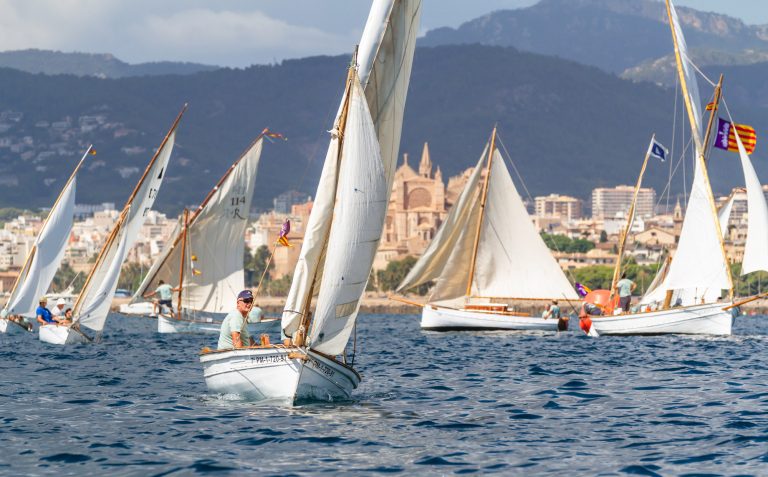 La Diada de Vela Llatina de Mallorca convierte a Cala Gamba en capital del patrimonio marítimo mediterráneo