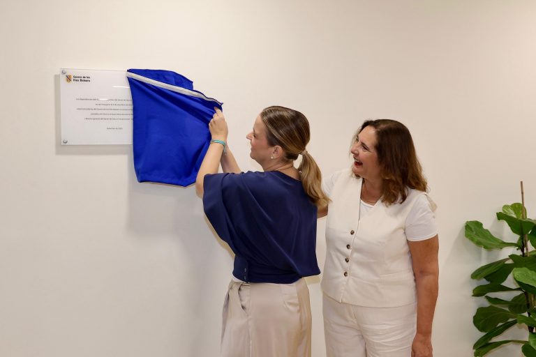 La presidenta del Govern inaugura la nueva sede del Servicio de Salud en el edificio del Carmen