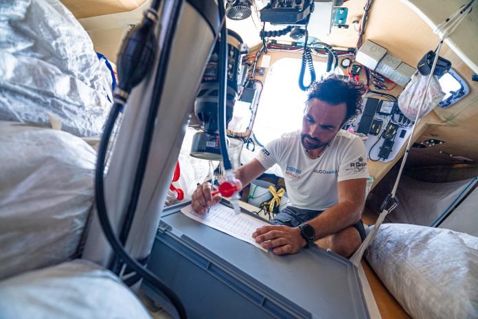 Hugo Ramón busca refugio en Portugal tras la suspensión de la Mini Transat por el huracán Gabrielle