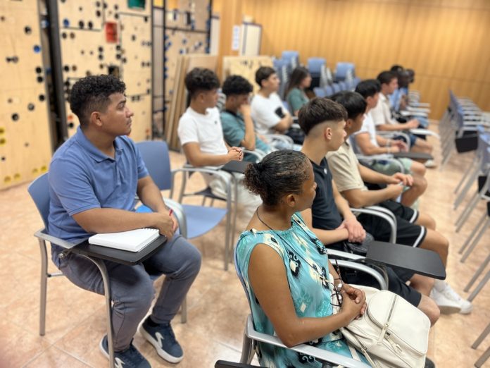 ASINEM y Cruz Roja lanzan un curso de ‘Ayudante de electricidad y fontanería’ dirigido a jóvenes refugiados