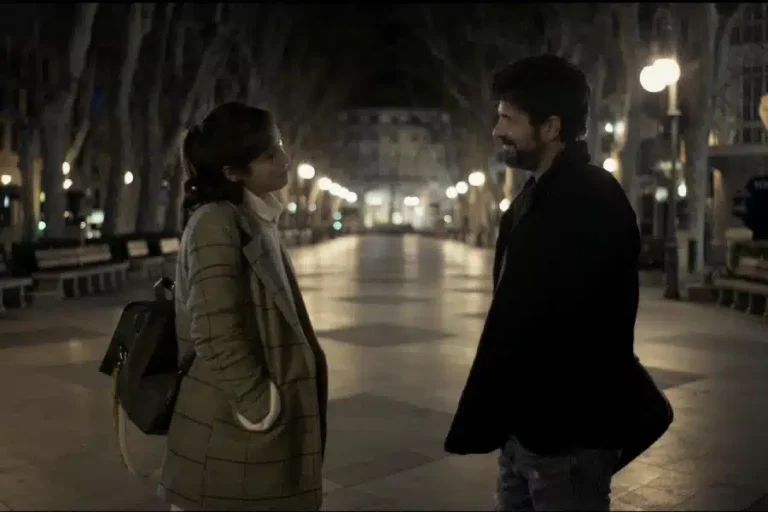 Cinema a la Fresca 2025 proyecta Un paseo por el Borne en la plaza de Francesc Garcia i Orell