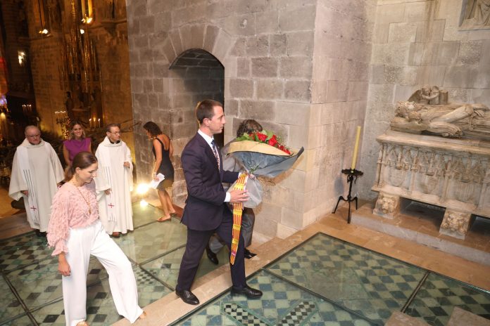 La ofrenda floral al sepulcro de Jaume II reúne a 800 personas para conmemorar la Diada de Mallorca