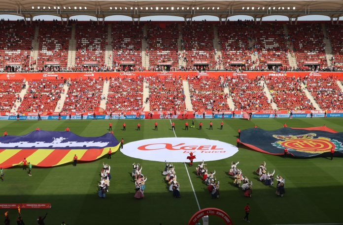 Son Moix vibra con la Diada de Mallorca en la previa del partido entre el RCD Mallorca y el Atlético de Madrid