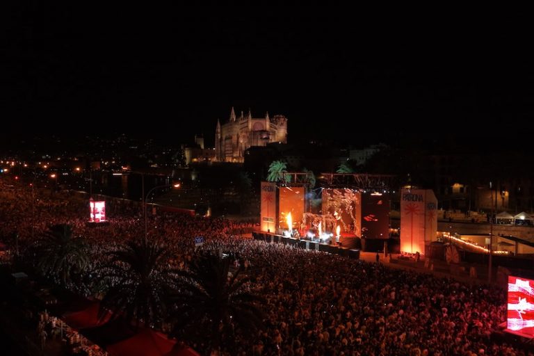 PATRONA hace historia en el Paseo Marítimo y se consolida como el evento revelación de las fiestas de la Mare de Déu de la Salut