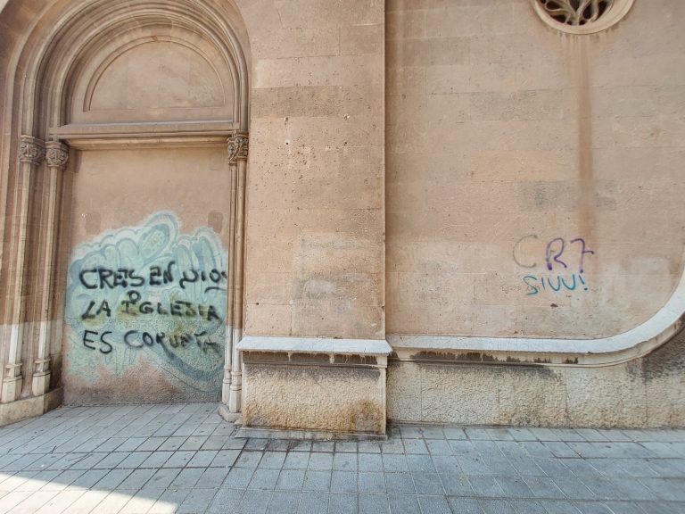 La Comisión de Centro Histórico aprueba la limpieza de pintadas vandálicas en edificios históricos de Palma