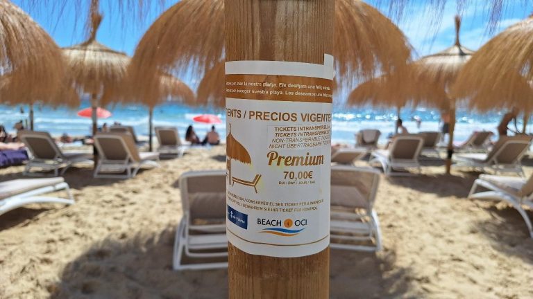 El GOB denuncia sobreprecios y servicios no autorizados en las hamacas y parasoles de la playa de Cala Major