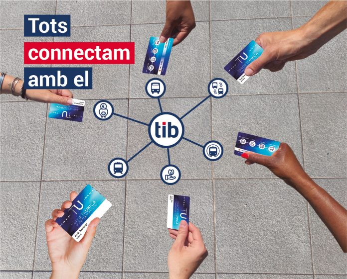 El Consorci de Transports de Mallorca lanza la campaña «Gent del TIB» para poner voz a los usuarios del transporte público La iniciativa testimonial, bajo el lema “Todos conectamos con el TIB”, presenta las experiencias reales de viajeros del bus, tren y metro interurbano de Mallorca. Palma, 22 de octubre de 2025. El Consorci de Transports de Mallorca (CTM) ha puesto en marcha esta semana la nueva campaña «Gent del TIB», una acción testimonial en redes sociales que tiene como protagonistas a los propios usuarios de la red de transporte interurbano TIB. Bajo el mensaje «Todos conectamos con el TIB», la campaña comparte experiencias reales de personas que utilizan el autobús, el tren y el metro para sus desplazamientos diarios por Mallorca. El objetivo de esta iniciativa es visibilizar la diversidad de usuarios que confían cada día en el transporte público y destacar las múltiples formas de conectar con la red TIB, no solo como medio de movilidad, sino también como espacio de encuentro, accesibilidad y sostenibilidad. Bernat, jubilado y uno de los protagonistas de la campaña, explica que viajar por la red TIB le permite moverse libremente por la isla y disfrutar de su tiempo de ocio: «Cada día cojo el tren y los buses del TIB; sin tener que conducir, llego a mi destino cómodo y seguro». Por su parte, Joan Munar, atleta paralímpico con discapacidad visual, destaca la accesibilidad del sistema: «Movernos en TIB es cómodo y seguro para nosotros; los vehículos están totalmente equipados para hacer nuestros trayectos seguros y accesibles». La campaña también da voz a quienes trabajan en el transporte público. Marga, conductora del TIB, subraya el vínculo que se crea con los pasajeros: «Con el tiempo conoces a todos los pasajeros, dónde suben, dónde bajan, de dónde son... y conectas con ellos». «Gent del TIB» se compone de una serie de vídeos cortos y piezas gráficas en las que los protagonistas comparten su testimonio personal sobre cómo el transporte público forma parte de su vida cotidiana. Los contenidos se difundirán a través de redes sociales y en diferentes soportes visuales de la red TIB en toda la isla. Con esta acción, el Consorci de Transports de Mallorca refuerza su compromiso con la movilidad sostenible, la accesibilidad y la cercanía, poniendo rostro y voz a quienes hacen posible que el TIB conecte cada día todos los rincones de Mallorca.