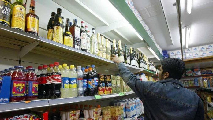 Actuación contra los locales del Passeig Marítim que venden alcohol fuera del horario permitido Actuación contra los locales del Passeig Marítim que venden alcohol fuera del horario permitido