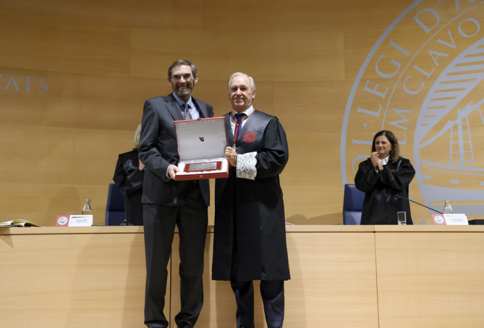 Reconocimiento al doctor Santiago Cavanillas por su trayectoria en la enseñanza y la ética jurídica