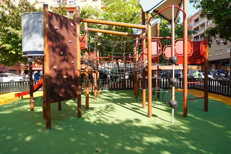 renueva los suelos de los parques infantiles de s’Escorxador y Cotlliure con una inversión de 60.000 euros Las actuaciones forman parte de un proyecto global de mejora de seis parques de la ciudad con un presupuesto total de 165.000 euros. Palma, 17 de octubre de 2025. El Ajuntament de Palma, a través del área de Infraestructures, Accessibilitat i Polígons Industrials, ha finalizado la renovación de los pavimentos de los parques infantiles de s’Escorxador y Cotlliure, con una inversión total de 59.775 euros. Estas obras se enmarcan en un proyecto más amplio de mejora de seis parques de Palma, con un presupuesto de 165.476 euros, destinado a reforzar la seguridad, accesibilidad y calidad de los espacios de juego infantil de la ciudad. La teniente de alcalde del área, Belén Soto, y el coordinador de Infraestructures i Accessibilitat, Juanjo Lemm, han visitado este viernes ambos parques junto a representantes vecinales para comprobar el resultado de los trabajos. Las intervenciones se han ejecutado siguiendo la normativa vigente en materia de seguridad, instalando pavimentos antideslizantes y con capacidad de absorción de impactos, lo que garantiza un entorno más seguro para los niños y niñas. En el parque de Cotlliure, con una inversión de 33.275 euros, se ha renovado una superficie de más de 300 metros cuadrados, además de pintar el mobiliario y los cerramientos de las zonas de juego, que ahora lucen un nuevo color rojo. Por su parte, en el parque de s’Escorxador, con una inversión de 26.500 euros, se ha actuado sobre casi 240 metros cuadrados de suelo y también se ha renovado el mobiliario y el cerramiento, en este caso pintado en color amarillo. Además de estos dos espacios, ya se ha intervenido en el parque de Juan Gris, y en las próximas semanas se completarán las renovaciones en los parques de Son Peretó, Plaza Progreso y Virgen del Milagro, previstas antes de que finalice octubre. Con este conjunto de actuaciones, el Ajuntament de Palma reafirma su compromiso con la mejora del espacio público y la creación de entornos urbanos seguros, accesibles y de calidad que contribuyan al bienestar y la convivencia de la ciudadanía.