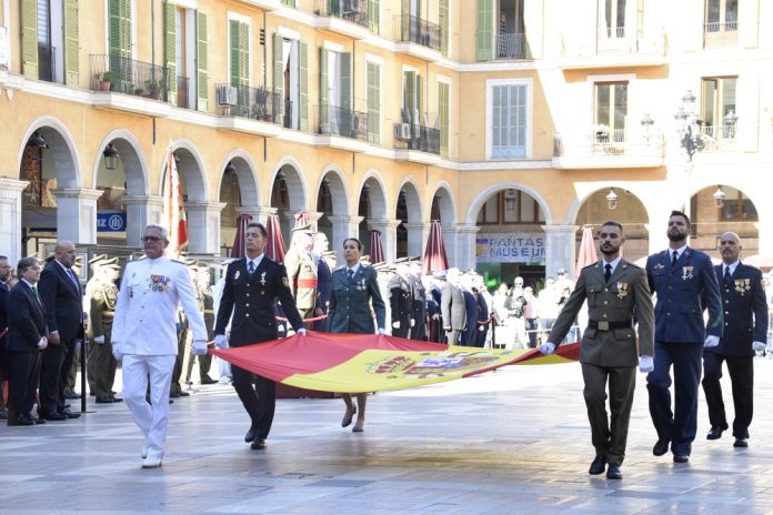 Acto castrense en la Plaza Mayor de Palma con motivo del Día de la Fiesta Nacional