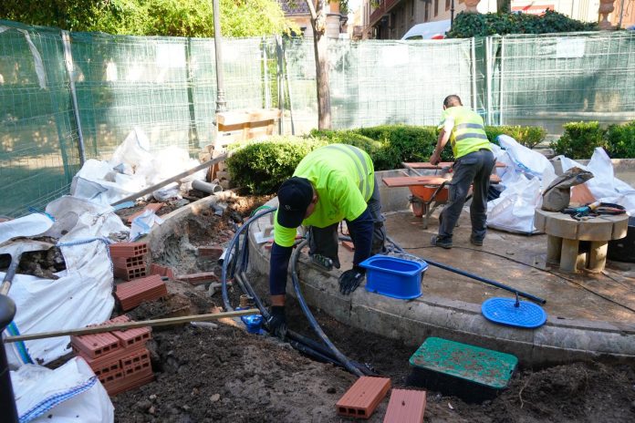 Infraestructures inicia la restauración de la fuente de los jardines de la plaça de la Reina