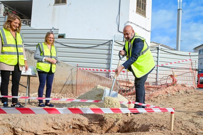 El alcalde de Palma pone la primera piedra del casal de barri de Génova, que albergará la biblioteca y espacios para la asociación de vecinos y Gent Gran