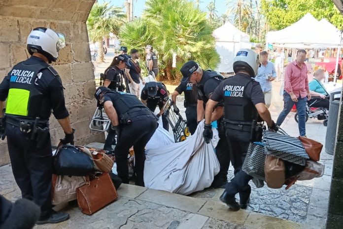 La Policía Local de Palma incauta gran cantidad de material en un nuevo operativo contra la venta ambulante ilegal en Parc de la Mar y Dalt Murada
