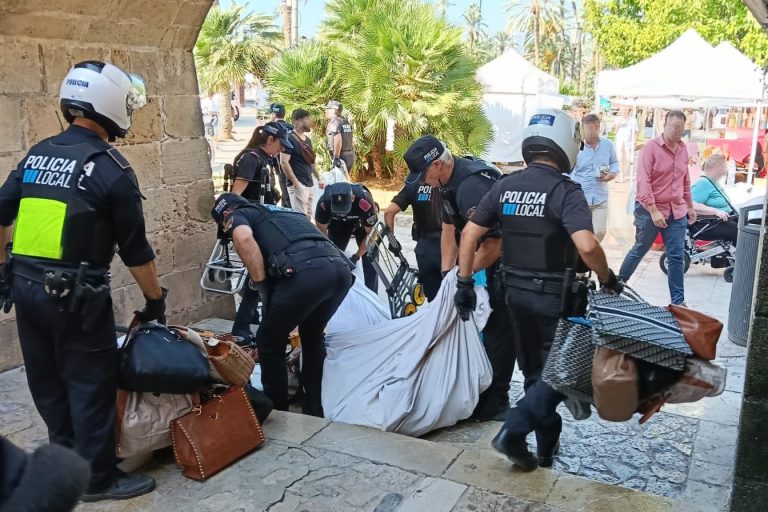 La Policía Local de Palma incauta gran cantidad de material en un nuevo operativo contra la venta ambulante ilegal en Parc de la Mar y Dalt Murada