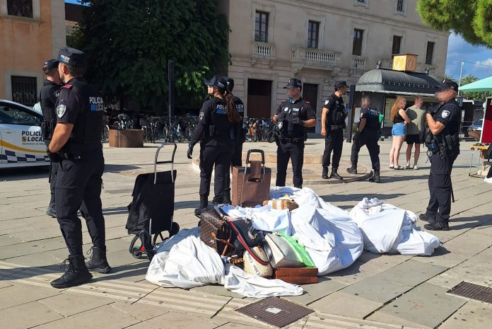 Nuevo golpe a la venta ambulante ilegal en Palma: la Policía Local incauta material equivalente a diez contenedores en dos días