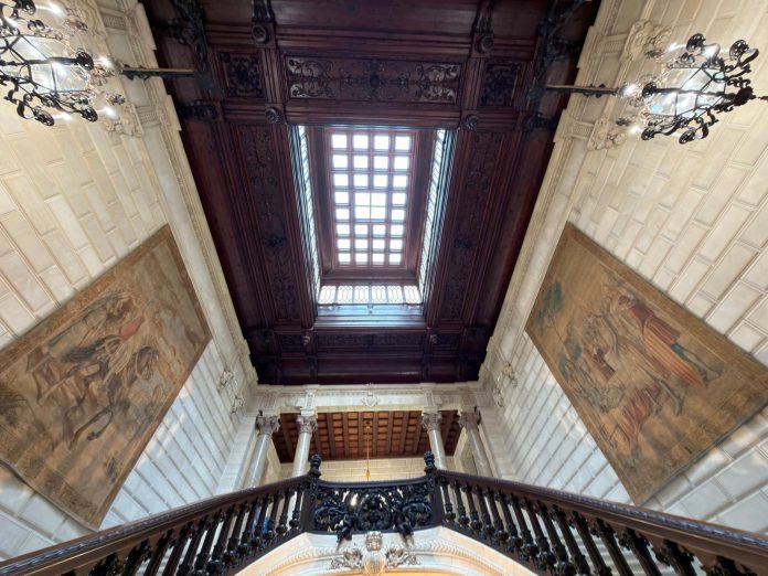 Finalizadas las tareas de limpieza de la escalera principal y reparación del lucernario del edificio del Ajuntament de Palma Finalizadas las tareas de limpieza de la escalera principal y reparación del lucernario del edificio del Ajuntament de Palma