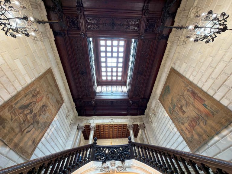 Finalizadas las tareas de limpieza de la escalera principal y reparación del lucernario del edificio del Ajuntament de Palma