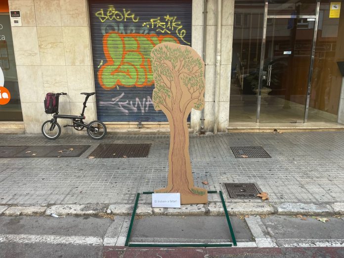 Pere Garau Saludable visibiliza la pérdida de árboles en el barrio señalizando los antiguos alcorques