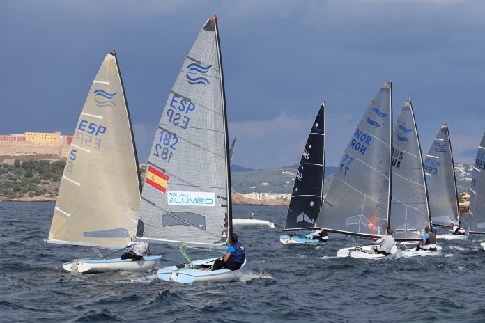 El francés Laurent Hay se coloca líder provisional del Campeonato de España de Finn en Ibiza