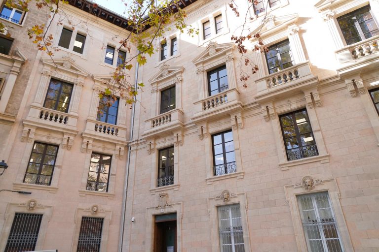Finalizan las obras de rehabilitación de la fachada y la cubierta de la antigua Casa de Socorro, en la plaza de Santa Eulàlia