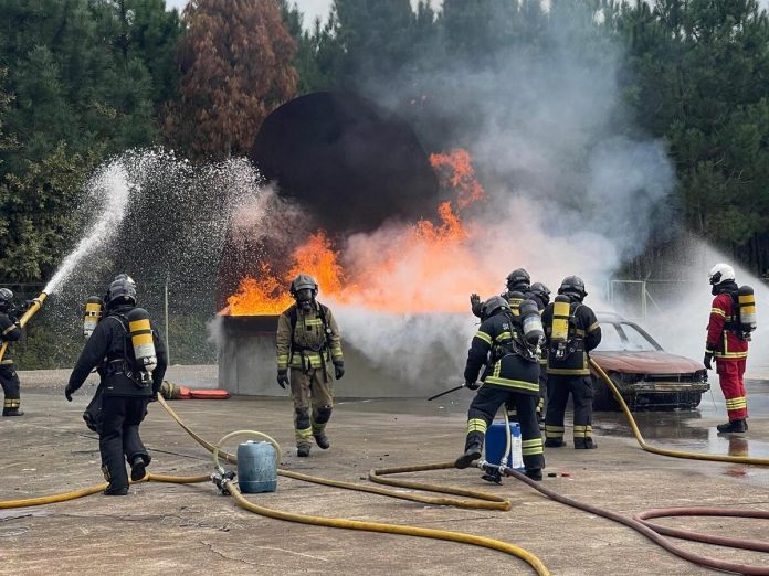 Los Bomberos de Mallorca refuerzan su formación en riesgos y medios de emergencia en Galicia